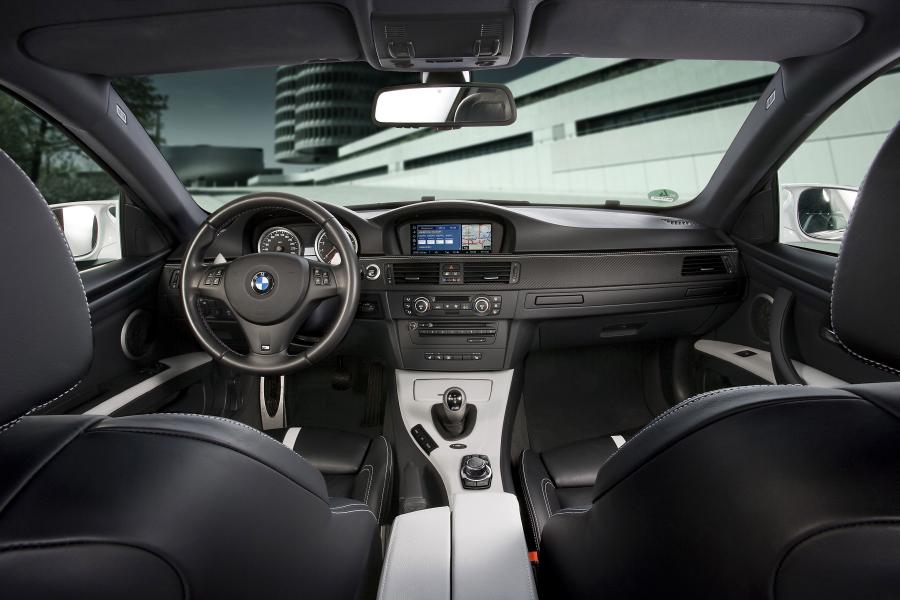 Интерьер BMW M3 Edition Alpine White 2009 года  (фото 2 из 3)